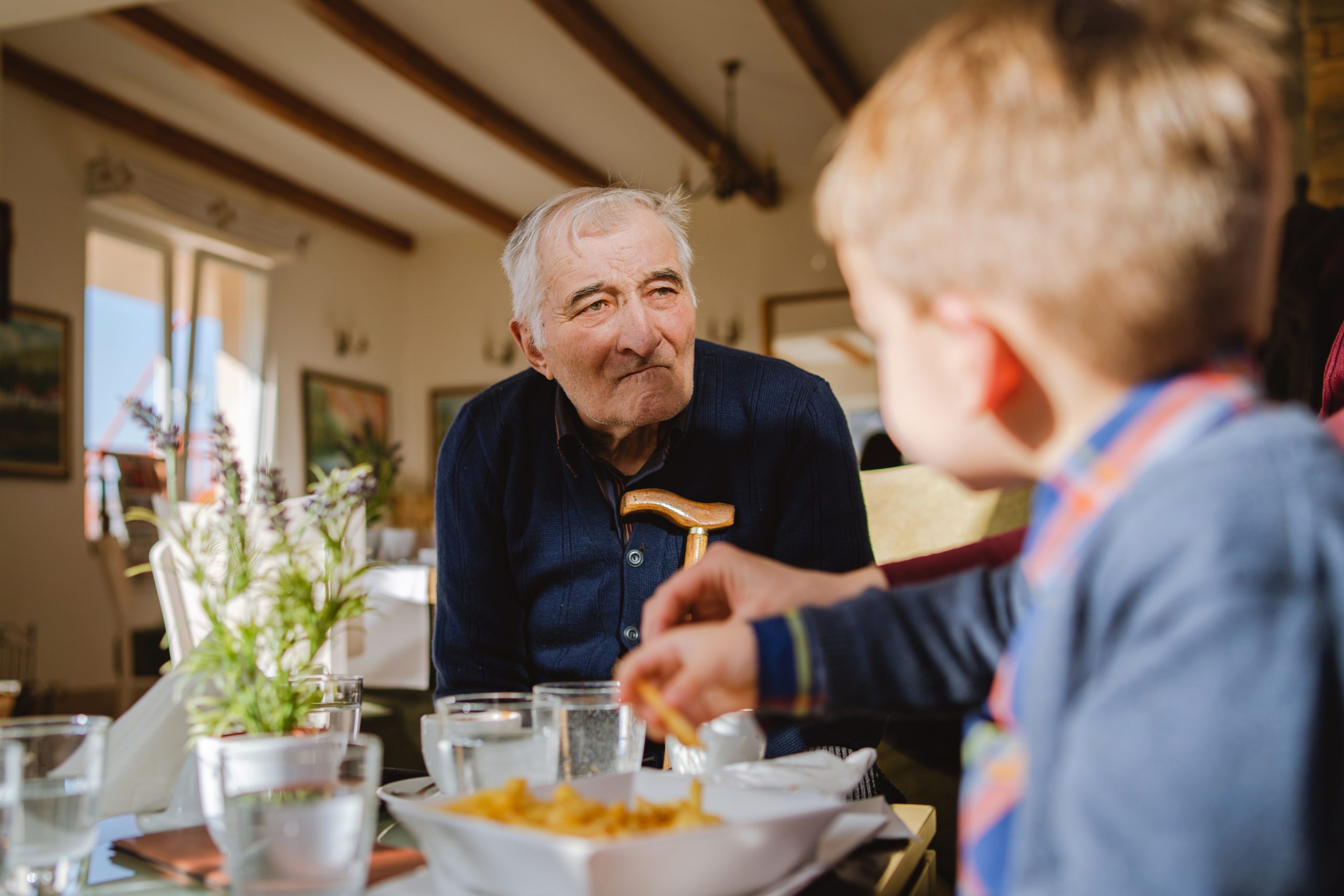 Portrait of old senior man pensioner grandfather sitting at the restaurant looking to his caucasian grandson son boy child taking food family nursery Avvisatore luminoso di chiamata telefonica modello PYRAMIDE ONE