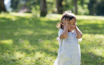 Se un bambino si tappa le orecchie quando sente rumore, cosa significa?