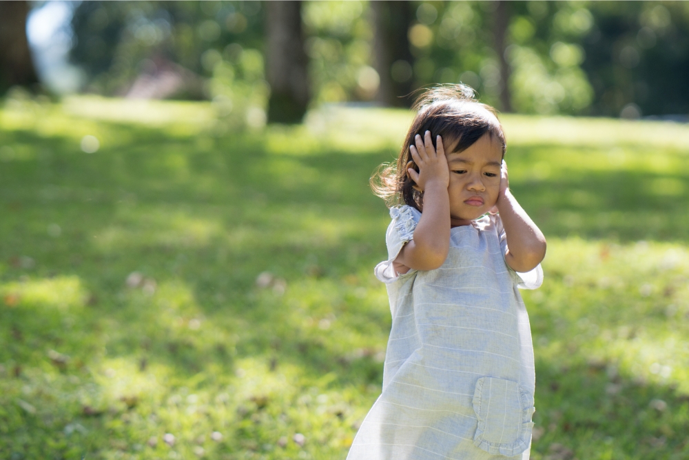 Se un bambino si tappa le orecchie quando sente rumore, cosa significa?